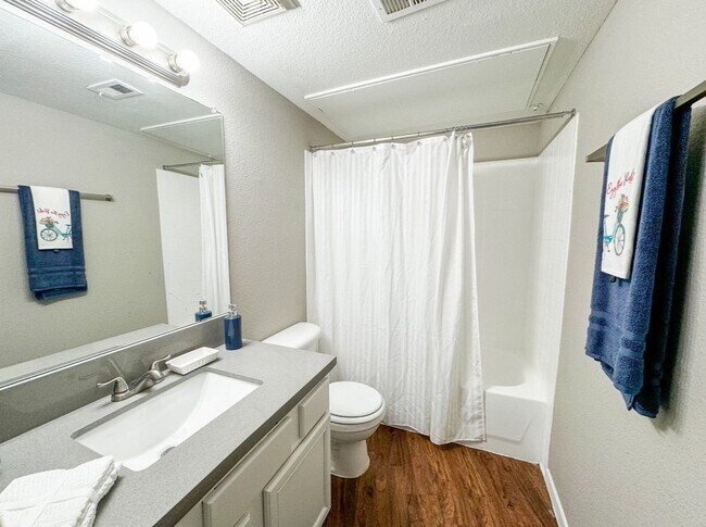 5830 S Lake Houston Pkwy in Houston, TX - Building Photo - Building Photo