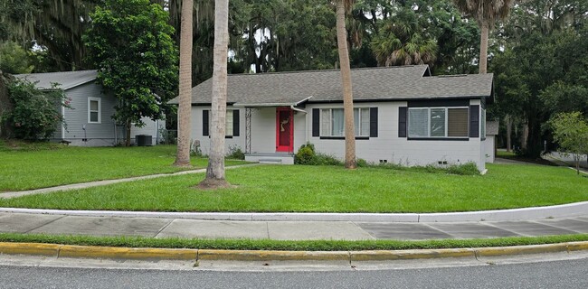 714 Park Dr in Leesburg, FL - Foto de edificio - Building Photo