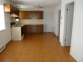 10 Violet St in Waterbury, CT - Foto de edificio - Interior Photo
