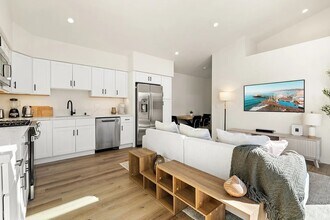 233 Ashland Ave in Santa Monica, CA - Foto de edificio - Building Photo