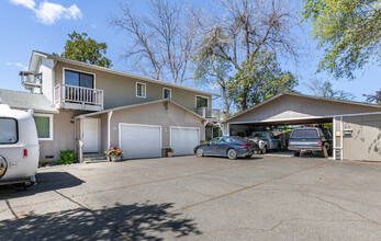 Cloverdale Garden Apartments in Cloverdale, CA - Building Photo - Building Photo