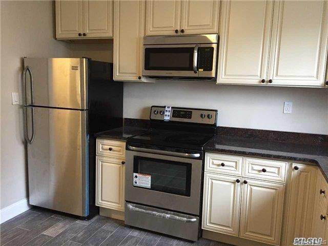 26 W Pine St in Islip, NY - Building Photo - Building Photo