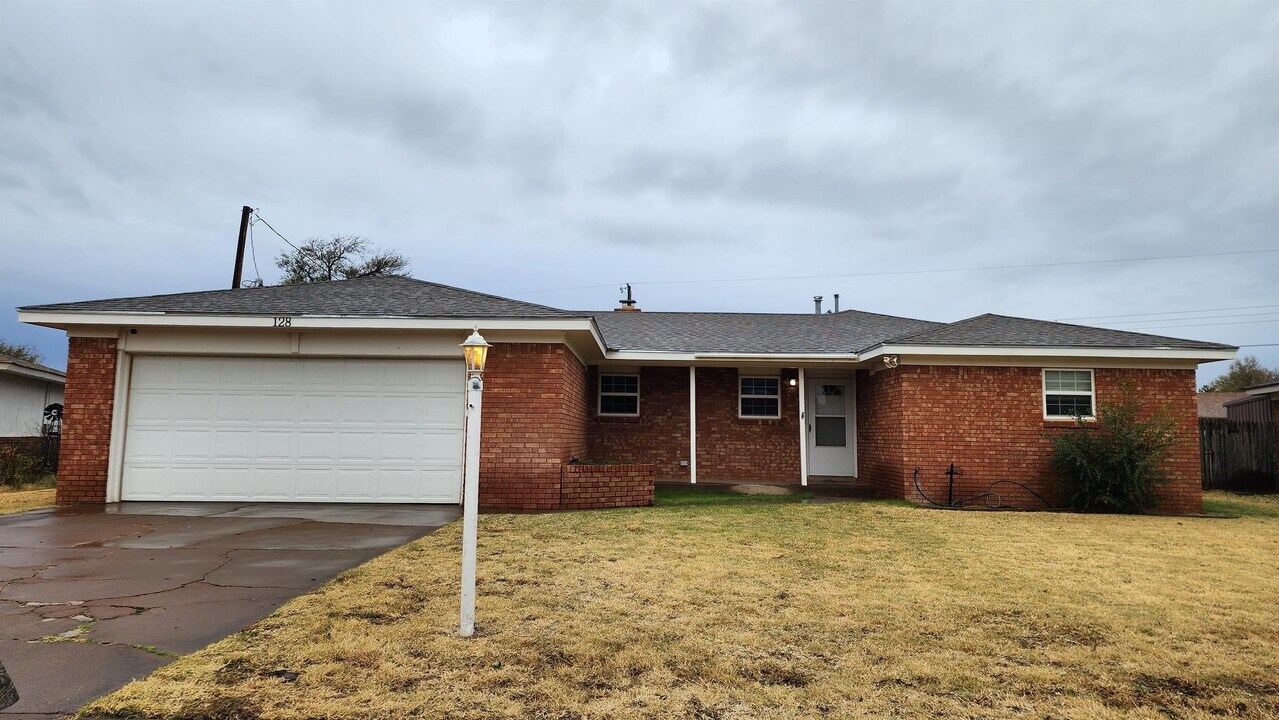 128 Cooper Ct in Clovis, NM - Building Photo