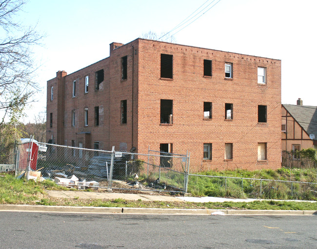 4000 D St SE in Washington, DC - Foto de edificio - Building Photo