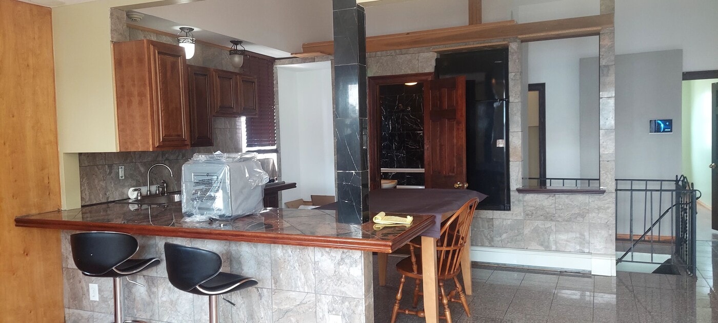 5413 Andrews Ave, Unit 2A in Maspeth, NY - Building Photo