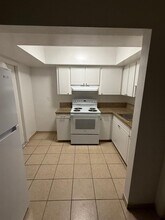 890 NW 39th St in Oakland Park, FL - Foto de edificio - Building Photo