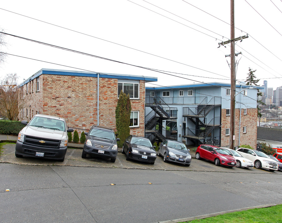 Aqua Terrazza Apartments in Seattle, WA - Building Photo