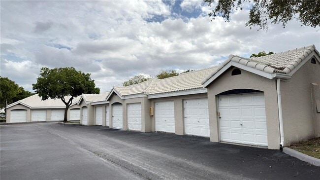 2803 N Oakland Forest Dr, Unit 203 in Oakland Park, FL - Foto de edificio - Building Photo