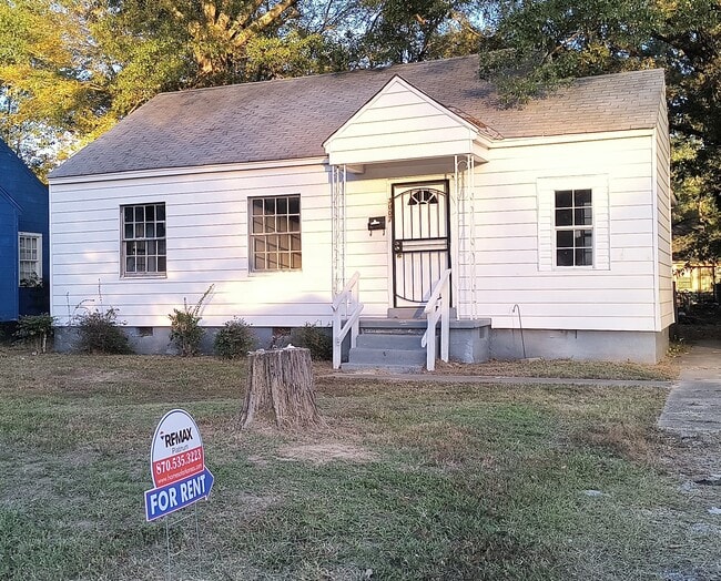 property at 3007 S Poplar St