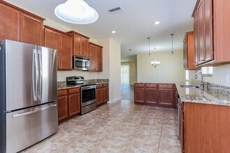 2458 Dovesong Trace Dr in Ruskin, FL - Foto de edificio - Building Photo