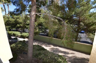 270 E Flamingo Rd in Las Vegas, NV - Foto de edificio - Building Photo