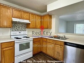 697 N 410 W in Tooele, UT - Foto de edificio - Building Photo