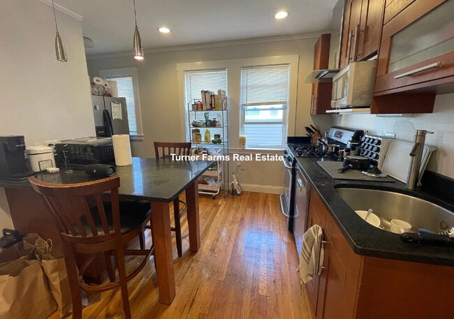 19 Frederick Ave, Unit 1 in Medford, MA - Foto de edificio - Building Photo