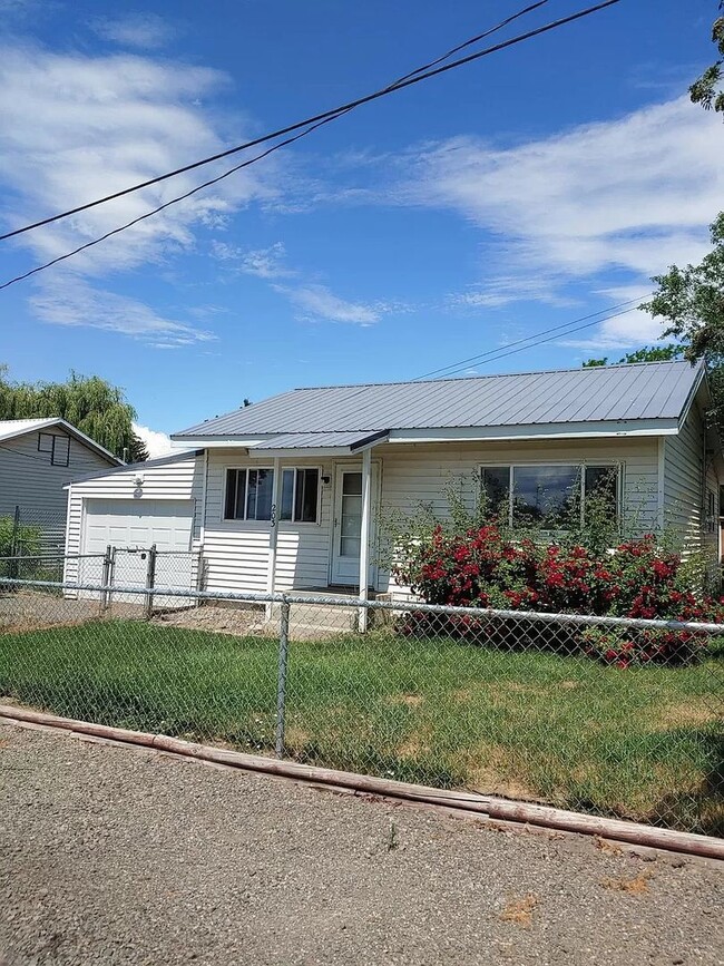 203 Railroad Ave in Kittitas, WA - Building Photo - Building Photo