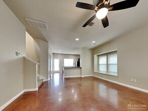 4520 Kind Way in Austin, TX - Foto de edificio - Building Photo