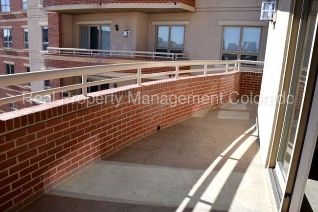 4875 S Monaco St-Unit -406 in Denver, CO - Foto de edificio - Building Photo