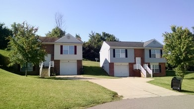Briarwood Place in Wintersville, OH - Building Photo - Building Photo