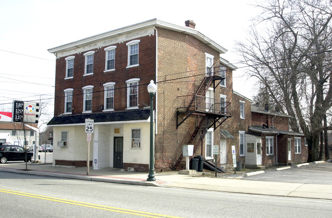 138 W Lancaster Ave in Downingtown, PA - Foto de edificio - Building Photo