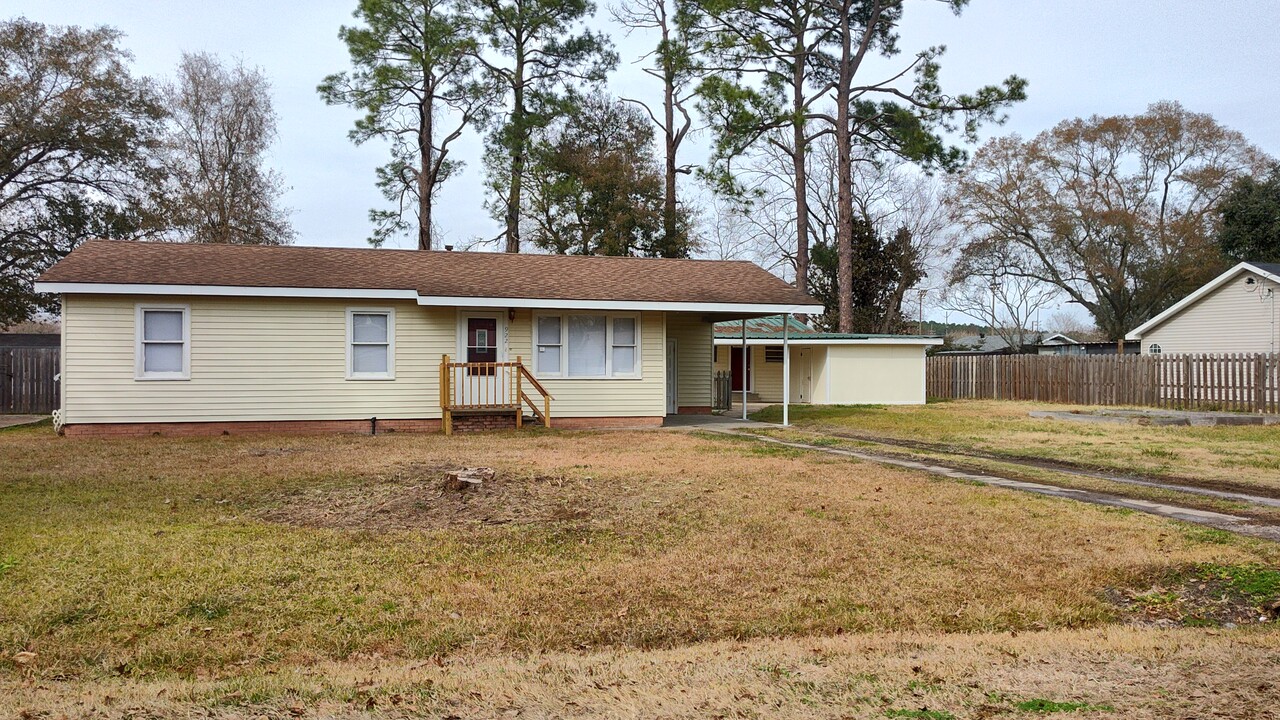 922 E Nezpique St in Jennings, LA - Foto de edificio