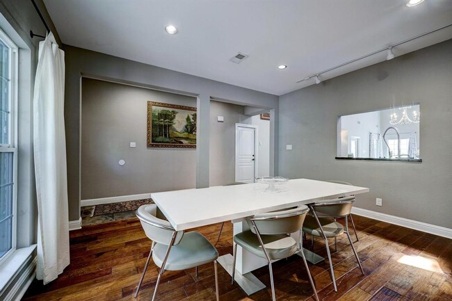 8 N Timber Top Dr in The Woodlands, TX - Foto de edificio - Building Photo