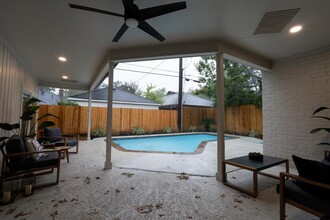 10023 Piping Rock Ln in Houston, TX - Building Photo - Building Photo