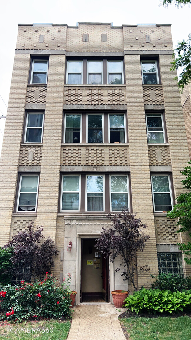 2742 W Farragut Ave, Unit Garden unit in Chicago, IL - Building Photo - Building Photo