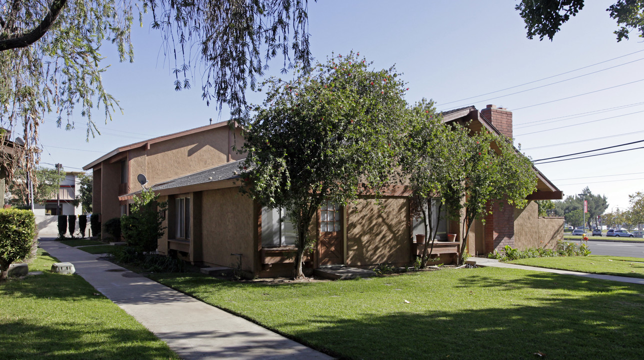 198 Linda Way in Upland, CA - Foto de edificio