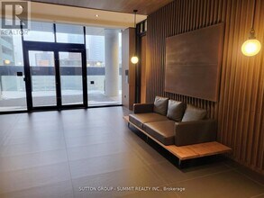 55 Charles St E in Toronto, ON - Building Photo - Building Photo