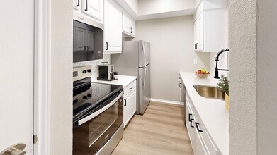 Vue at Knoll Trail Apartments in Dallas, TX - Building Photo - Building Photo