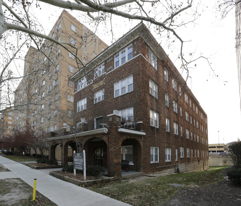 Park Plaza Apartments in Kansas City, MO - Building Photo