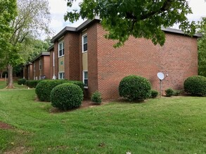 Parkwood Village Apartments in Raleigh, NC - Foto de edificio - Building Photo