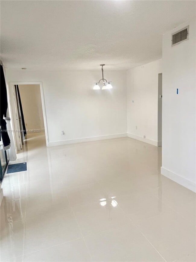 11780 SW 18th St, Unit 122-2 in Miami, FL - Building Photo - Building Photo