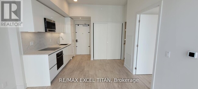 8-4508 Cumberland St in Toronto, ON - Building Photo - Building Photo