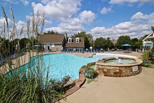 Hunter's Pointe Apartments in Overland Park, KS - Building Photo