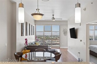 150 Las Vegas Blvd N, Unit 1802 in Las Vegas, NV - Foto de edificio - Building Photo