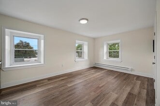 111 W Queen Ln in Philadelphia, PA - Building Photo - Building Photo