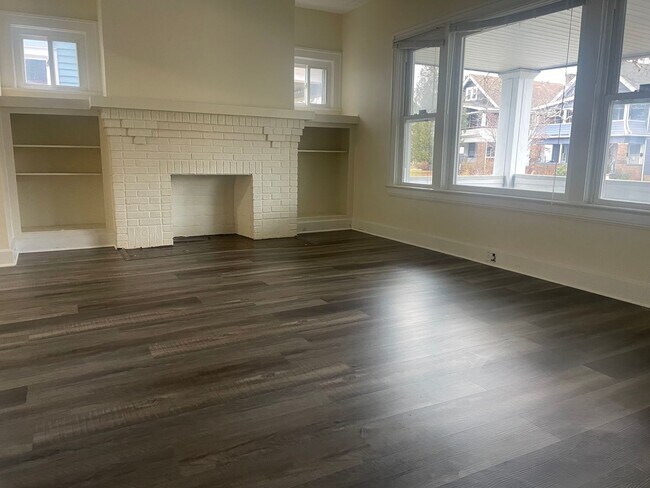 1605 Hillcrest Rd in East Cleveland, OH - Building Photo - Building Photo