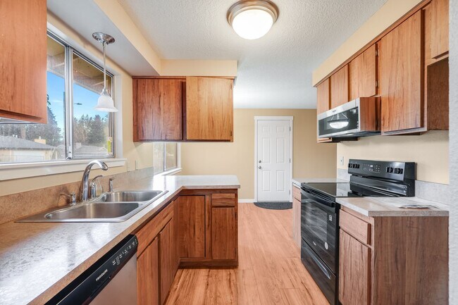 11592 SE 56th Ave in Milwaukie, OR - Building Photo - Building Photo