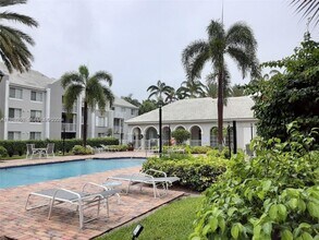 655 SW 111th Way in Pembroke Pines, FL - Foto de edificio - Building Photo