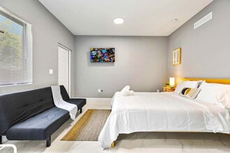 1350 NW 28th St in Miami, FL - Building Photo - Building Photo