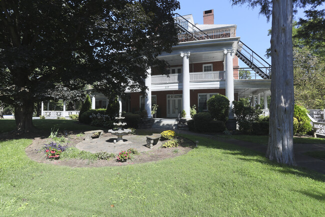 Fairmont Heritage Place - The Cedars in Hendersonville, NC - Building Photo - Building Photo