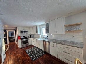 53 Holmes Dr in Manchester, NH - Building Photo - Building Photo