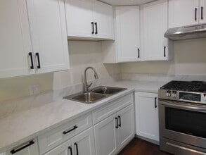 8728 Cedros Ave in Los Angeles, CA - Foto de edificio - Building Photo