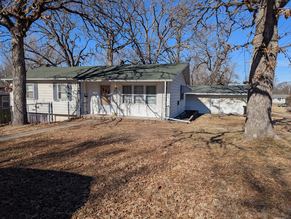 301 W Poplar St in El Dorado Springs, MO - Building Photo