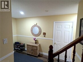 1 Royalwood Ct in Hamilton, ON - Building Photo - Building Photo