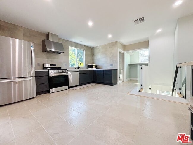 713 Devirian Pl in Altadena, CA - Building Photo - Building Photo