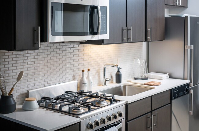 750 N Wells St, Unit 3301 in Chicago, IL - Building Photo - Building Photo