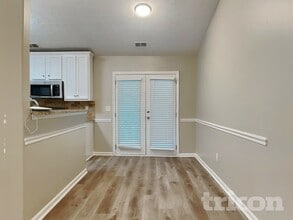 449 Sarah's Ln in Locust Grove, GA - Foto de edificio - Building Photo