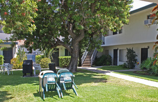 Center Street Apartments in Placentia, CA - Foto de edificio - Building Photo