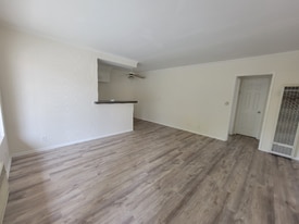 13556 Wyandotte St in Los Angeles, CA - Building Photo